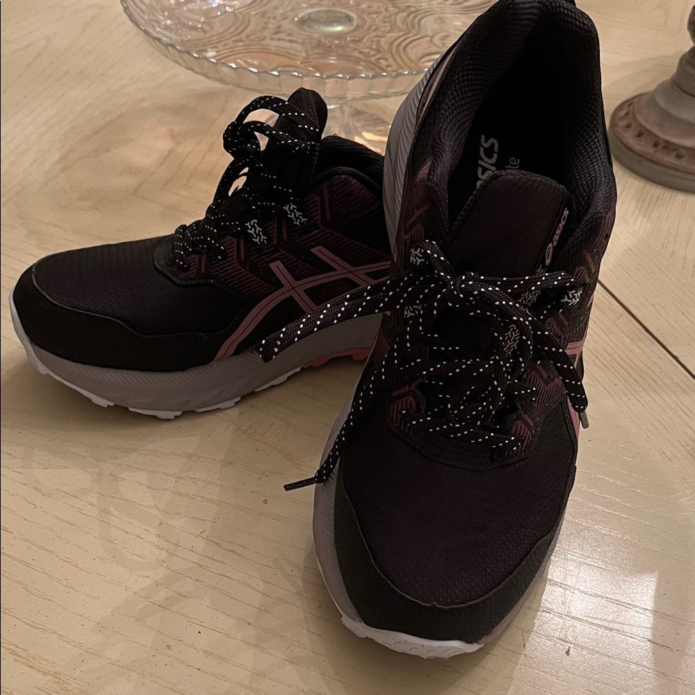 ASICS Women's Black and Pink Athletic Shoes Like new worn once maybe twice